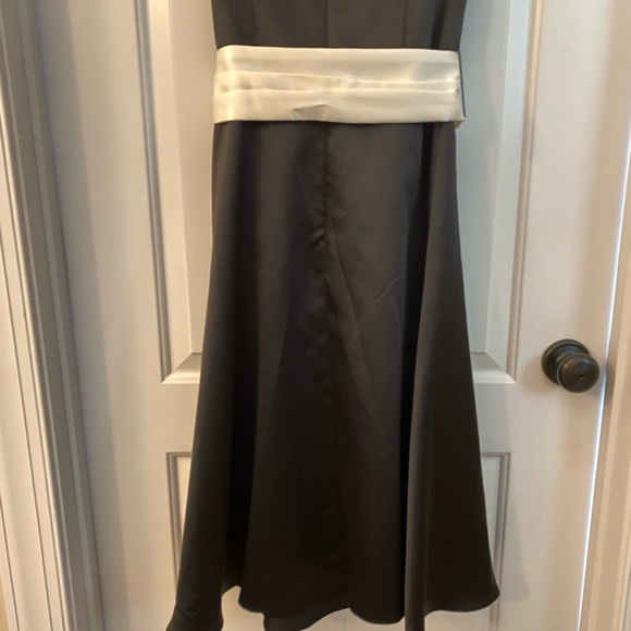 LIKE NEW Women’s White House Black Market Strapless Satin Dress Size 8 - Picture 5 of 7